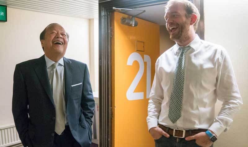 O comediante Tom Price refletindo sobre Prem Rawat, mídia social e isolamento em Londres.
